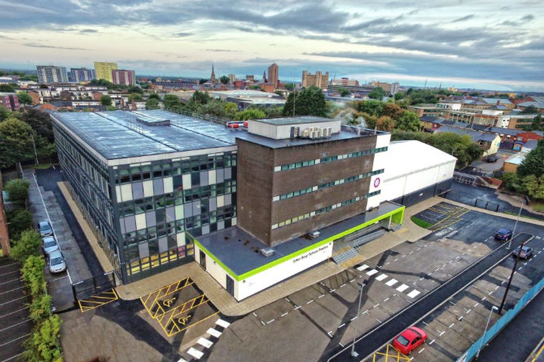 School building with new low-carbon plant