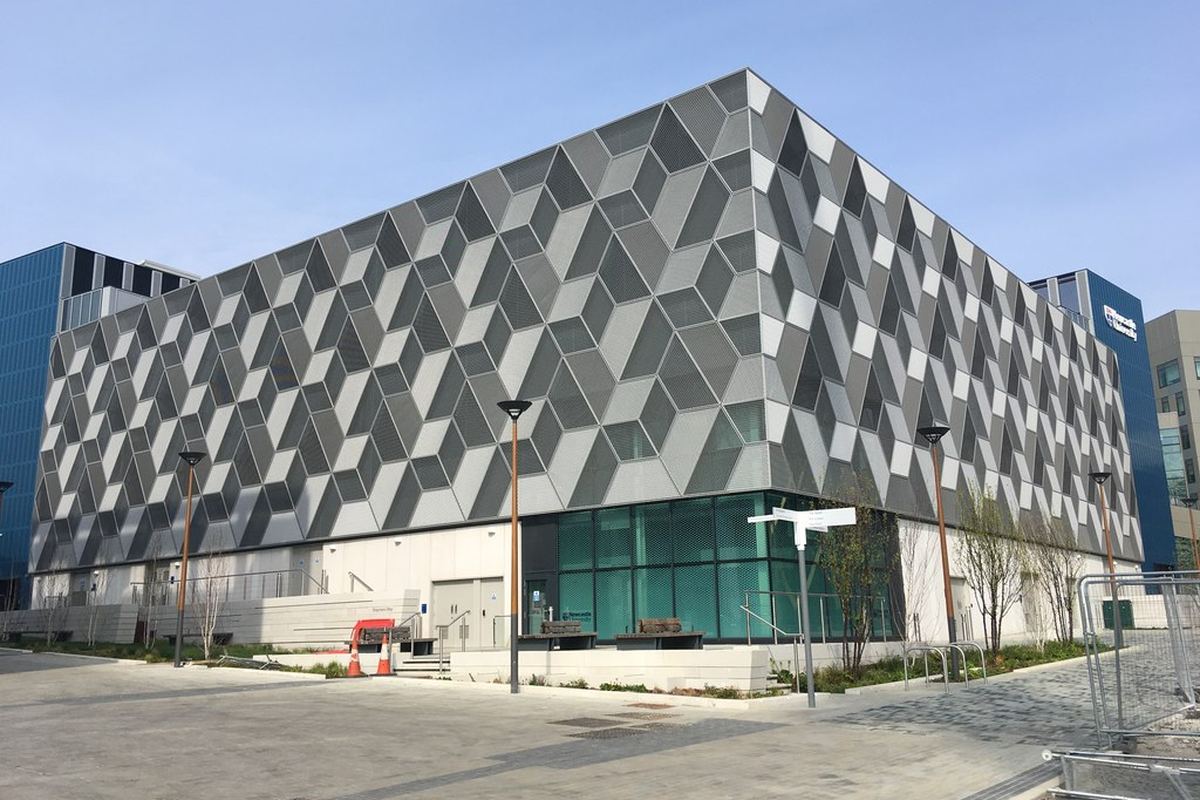 Contemporary institutional building